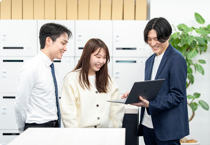 コミュニケーションをとる社員
