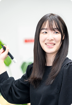 コップを片手に業務に取り組む社員